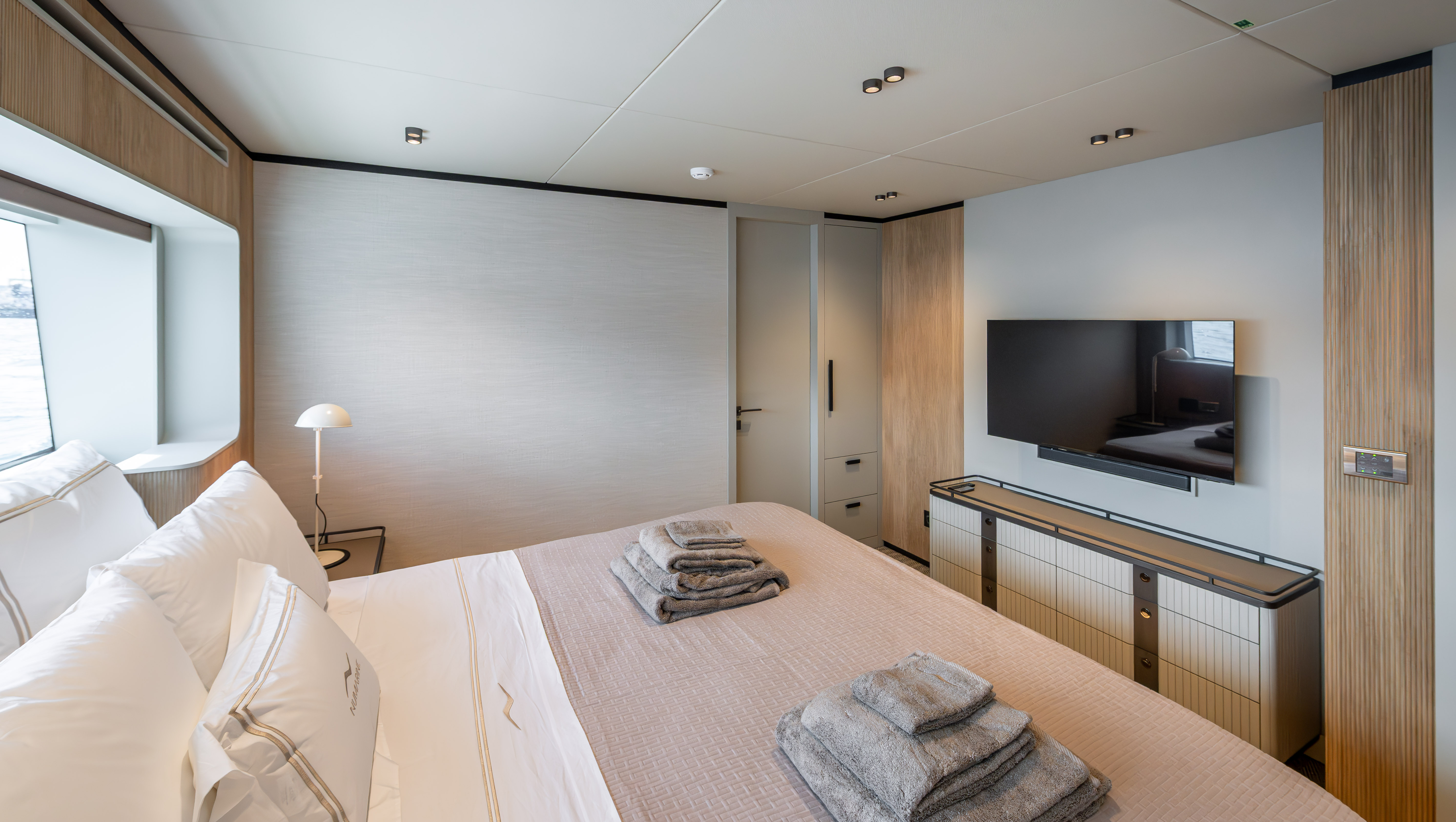 BE MINE Interior 15