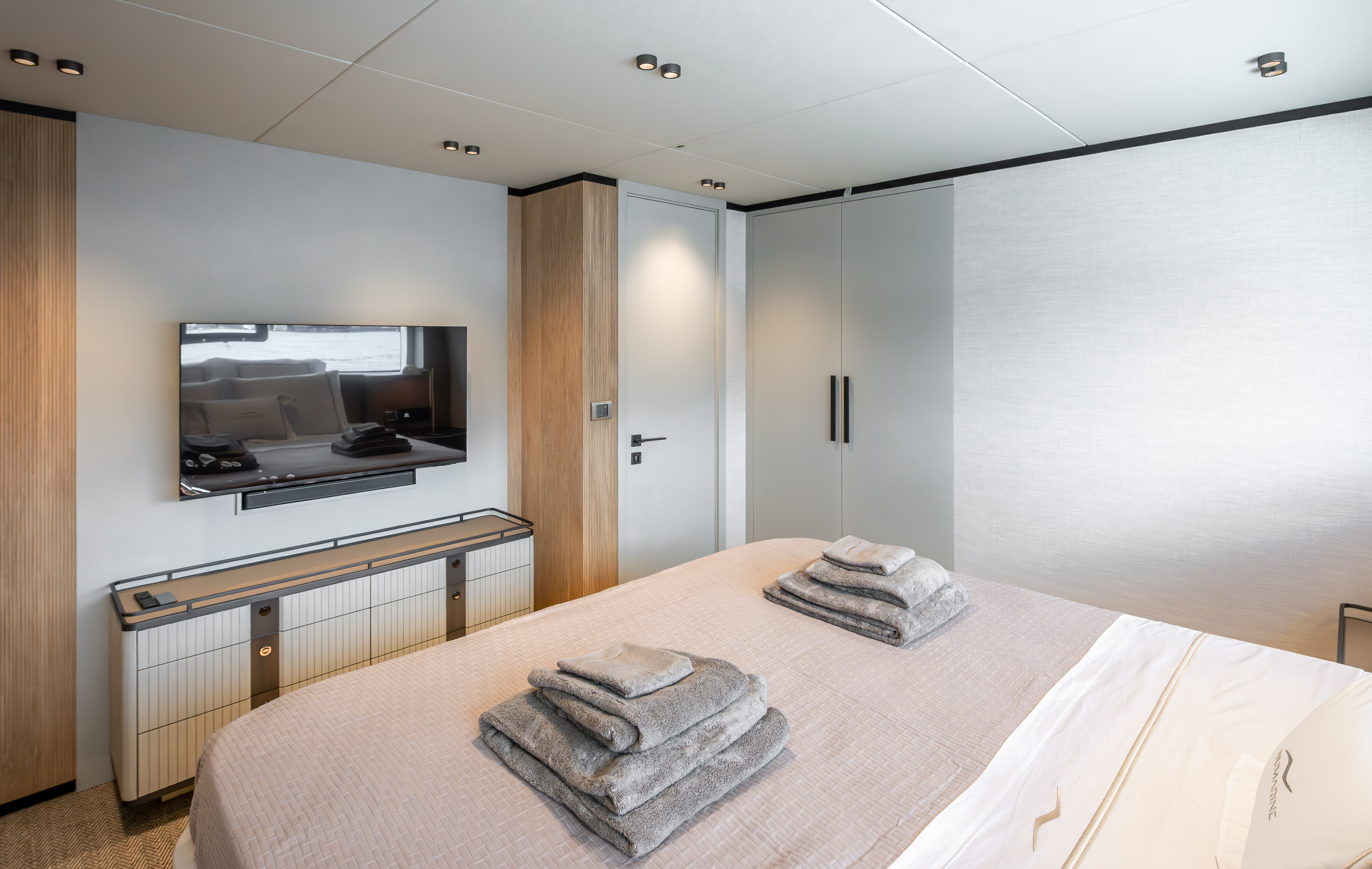 BE MINE Interior 17
