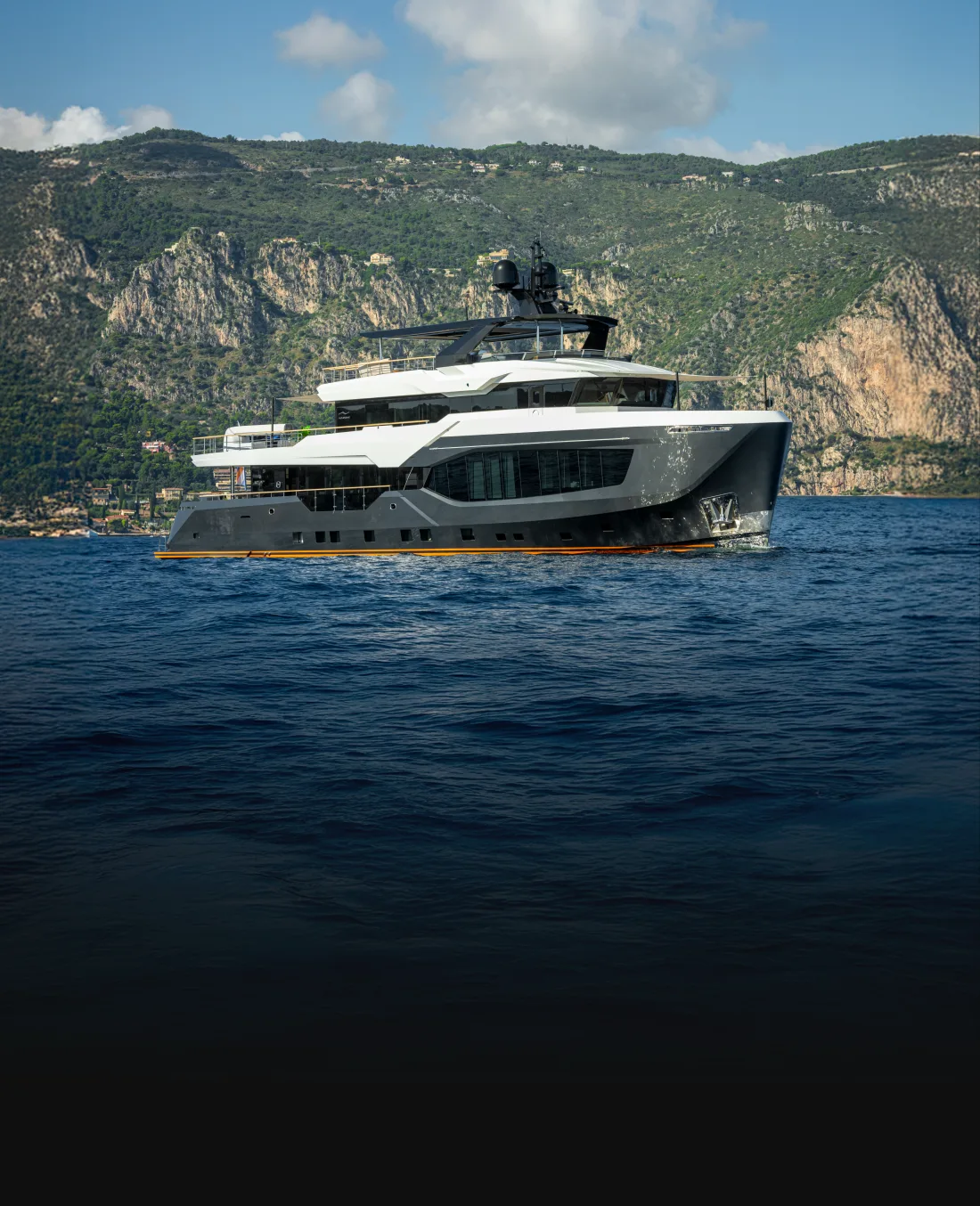 Numarine 40MXP explorer yacht under way